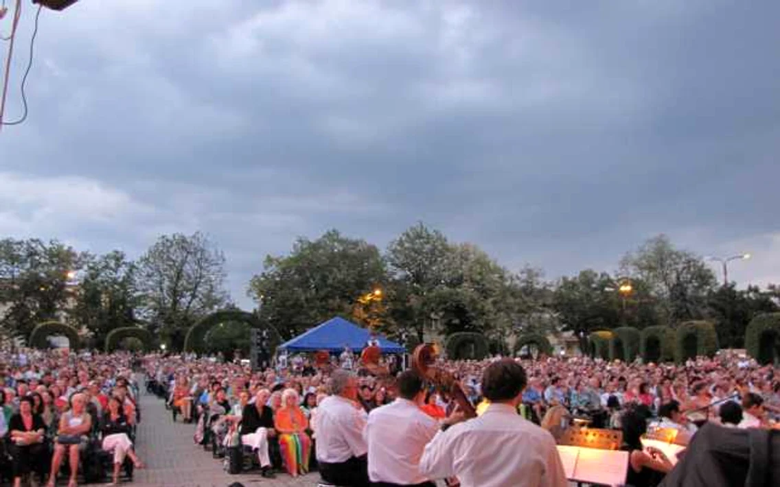 Mii de spectatori au urmărit opera "Traviata" în Parcul Rozelor Foto