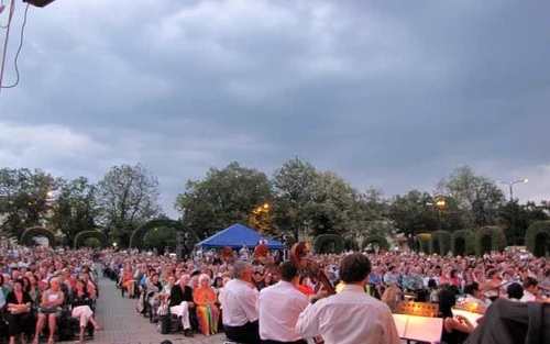 Mii de spectatori au urmărit opera "Traviata" în Parcul Rozelor Foto