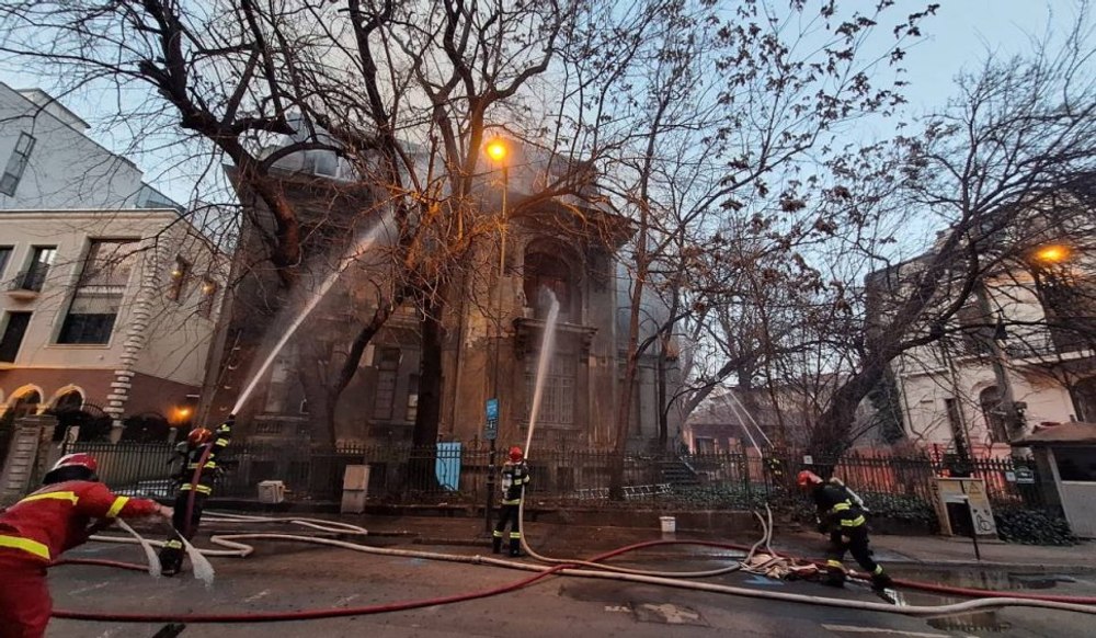 Incendiu la o casă veche din centrul Capitalei. Pompierii intervin cu mai multe autospeciale și o ambulanță SMURD FOTO VIDEO 