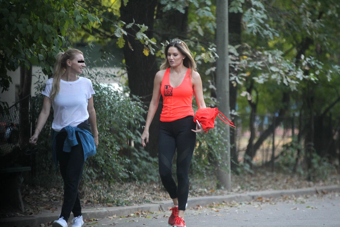 Dana Războiu a ieşit la jogging alături de o prietenăfoto: Mihai Ionescu