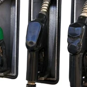 Tot motorina de la pompă e mai sfântă. Foto Arhivă