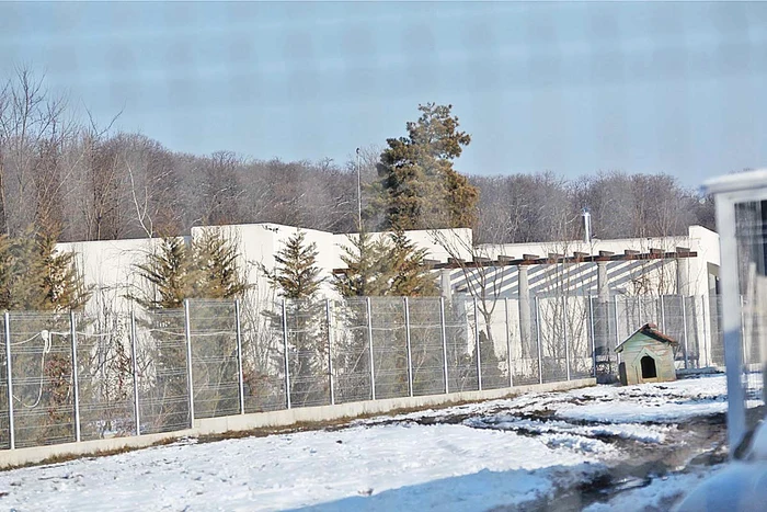 Vila din Snagov este bine ascunsă în pădure şi e înconjurată de garduri înalte