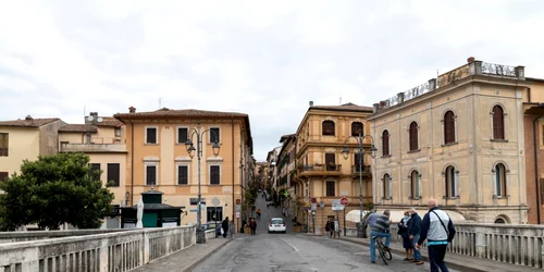 strada roma din orasul rieti din italia foto shutterstock