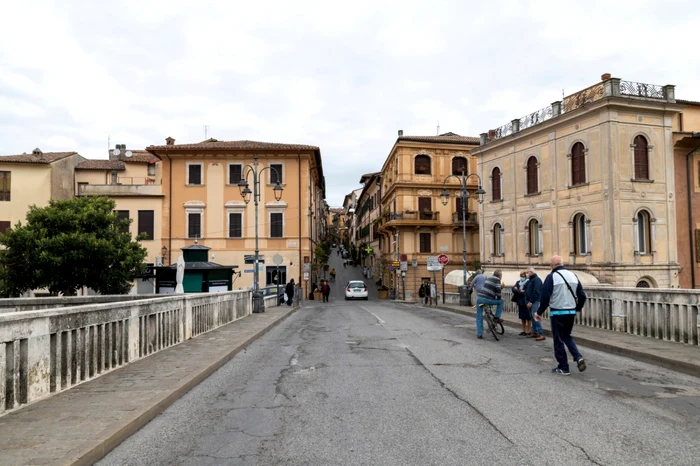 strada roma din orasul rieti din italia foto shutterstock