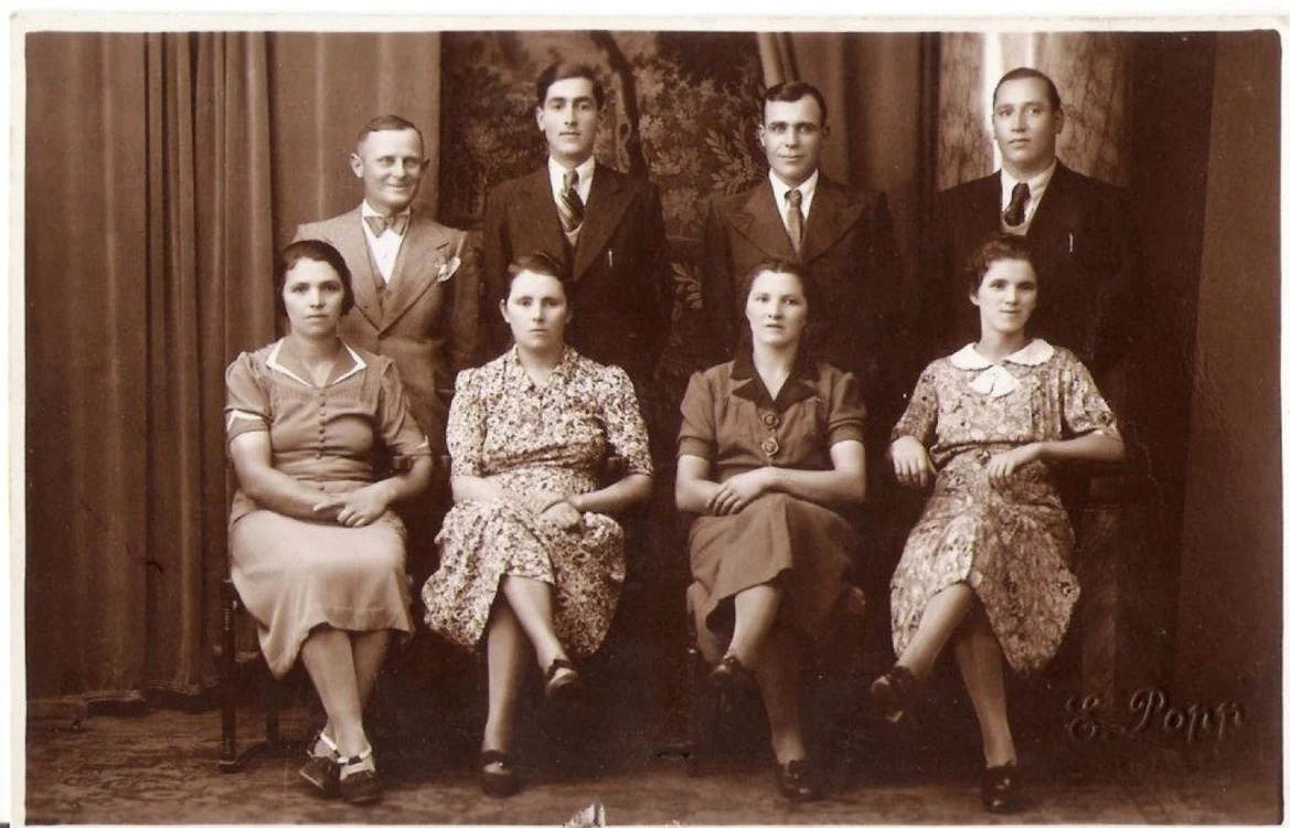 Patru dintre cele şase fiice ale bunicii Ana cu soţii lor, în 1939                      FOTO Arhivă personală