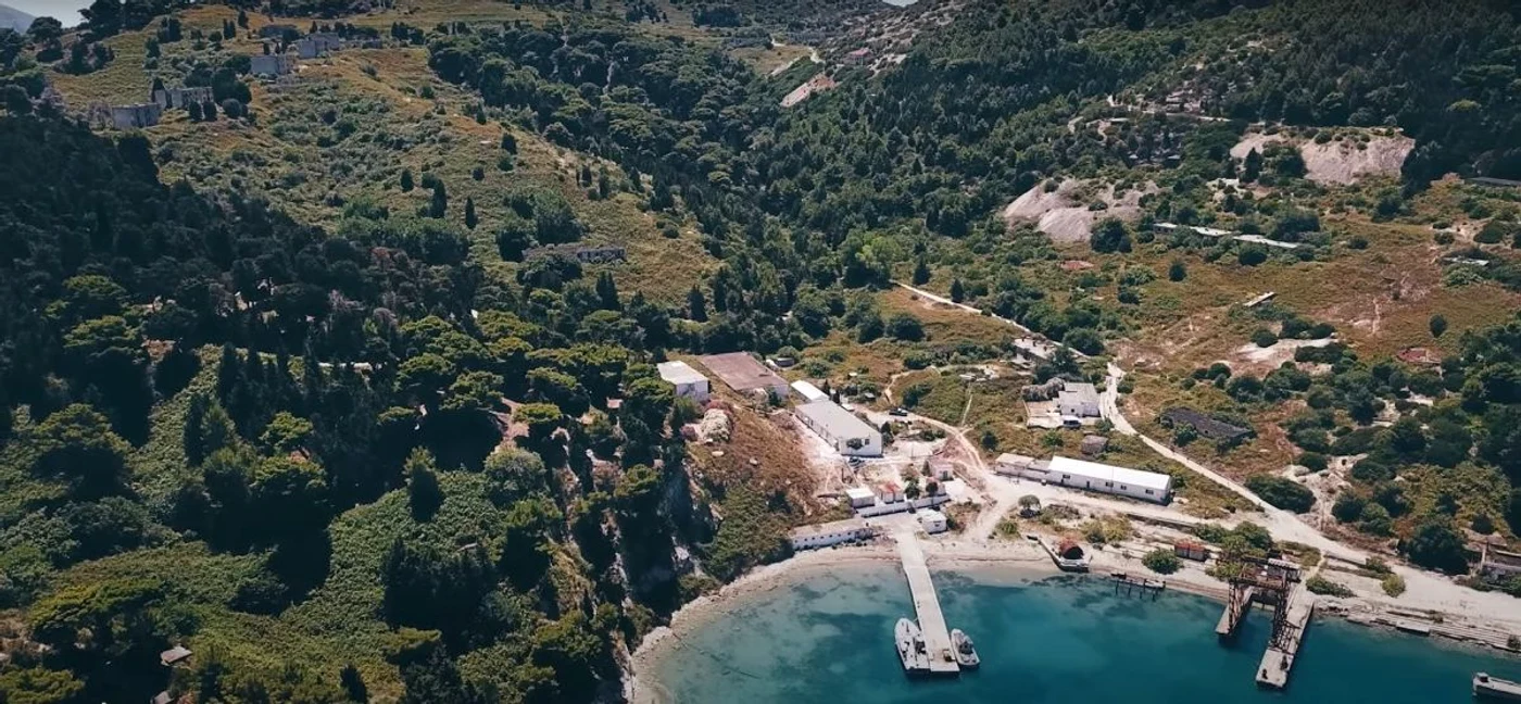 Insula Sazan, una dintre cele mai cunoscute atracții turistice ale Albaniei (foto: captură video)