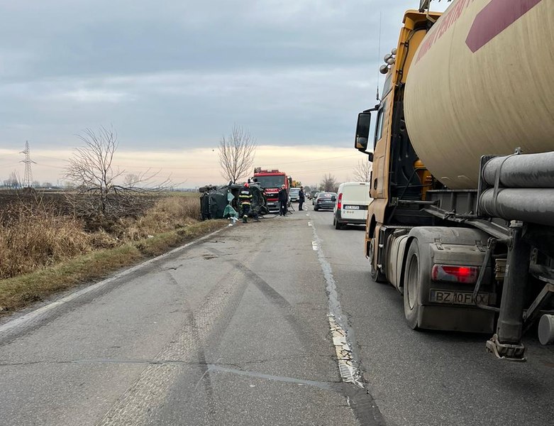 Accidente cu mulți răniți, în Buzău. Cinci tineri au ajuns la spital după ce s-au răsturnat cu mașina