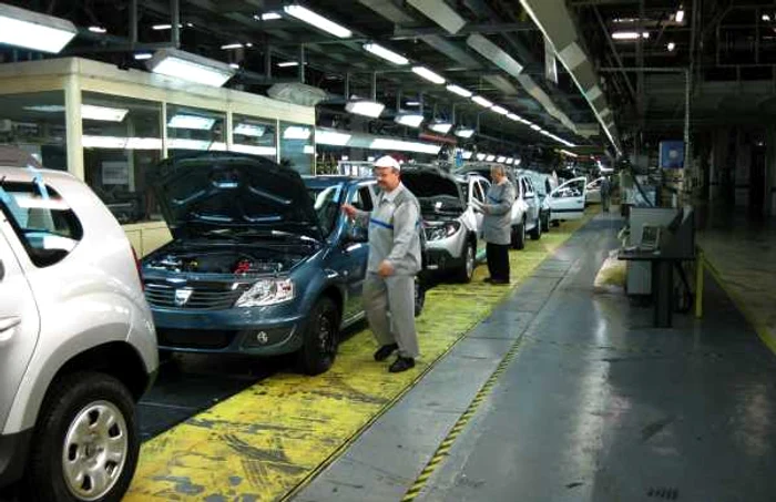 Mai puţin de 10% din autoturismele produse de Dacia la Mioveni au fost vândute în România, restul fiind destinate exportului FOTO Adevărul