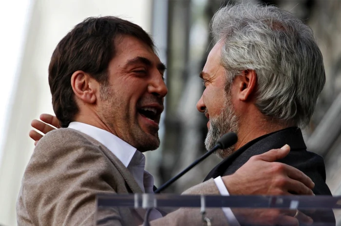 Javier Bardem, interpretul ticălosului din al 23-lea film James Bond, şi regizorul Sam Mendes. Reuters