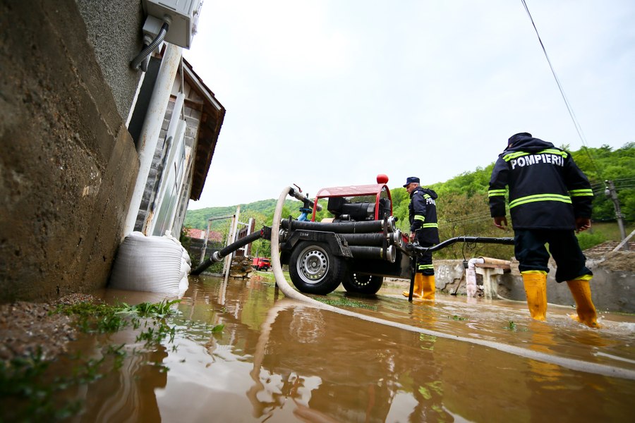 Alertă de viituri: urgia nu se oprește în sud-vestul țării. Cod portocaliu și galben pe râuri din 7 județe 