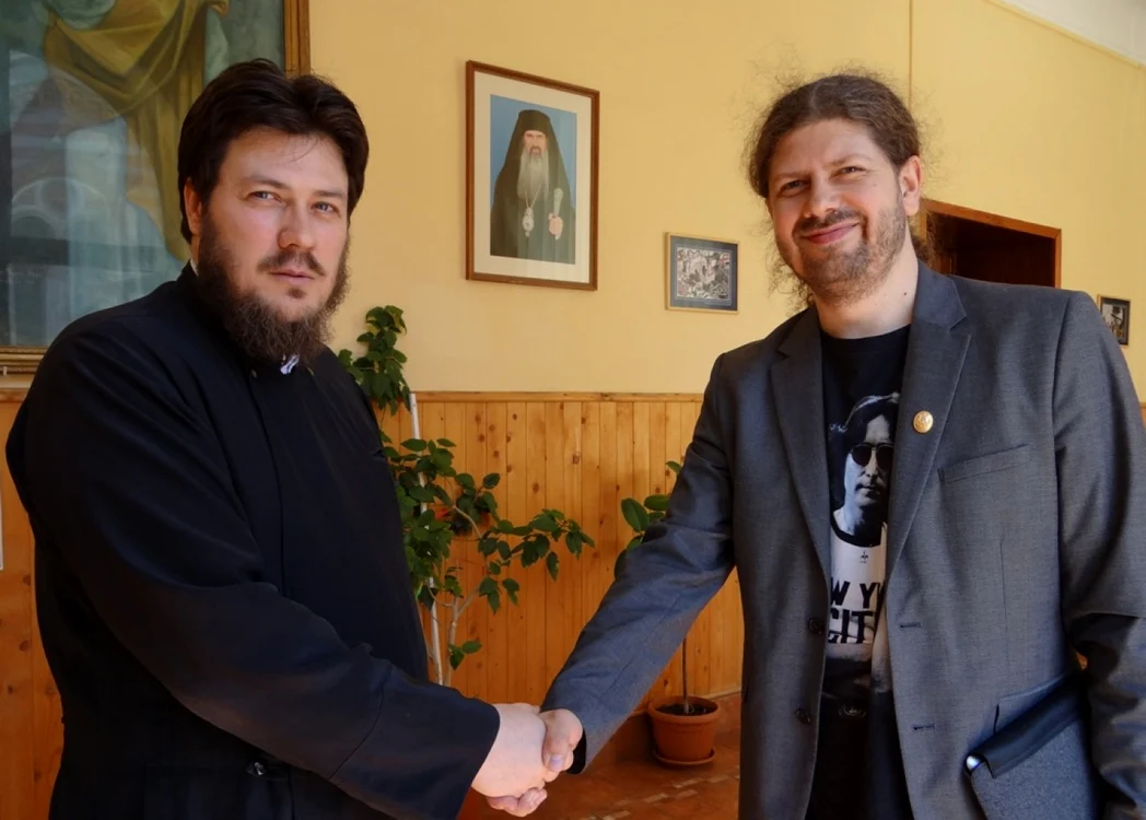 Remus Cernea, la întâlnirea avută cu Biserica. Aici, la Arhiepiscopia Tomisului, cu preotul Eugen Tănăsescu FOTO Laura Caloean