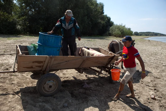 Din
15 septembrie, în fiecare duminică, de la 18.30, telespectatorii
pot afla cum lipsa de viziune a autorităţilor şi mai ales
dezinteresul pentru binele general au transformat Dunărea într-un
fluviu acoperit de nepăsare FOTO Digi24