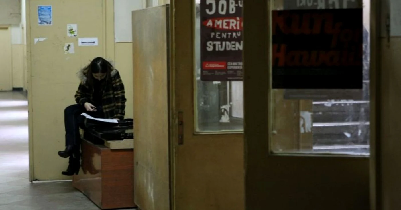 Craiova: Puţinii studenţi conştiincioşi studiază şi pe holurile universităţii,