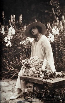 Regina Maria și dragostea ei pentru flori. FOTO: Casa Majestății Sale