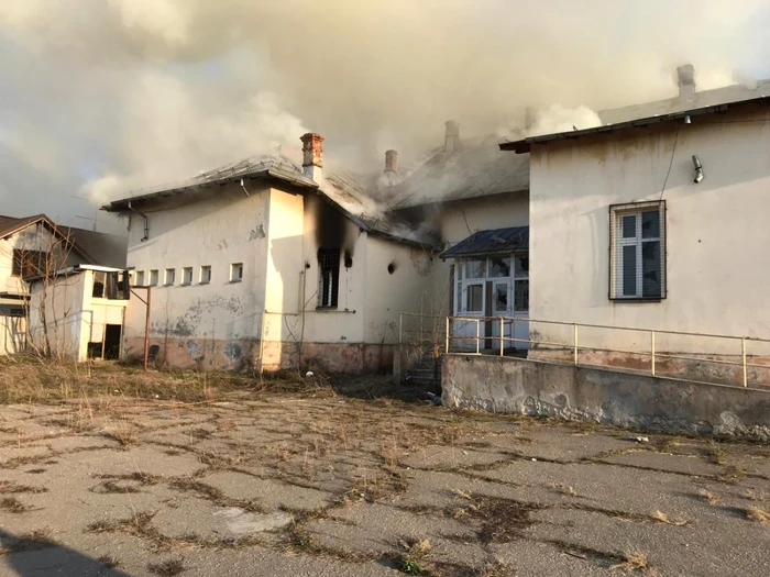 Şcoală devastată de incendiu FOTO Adevărul