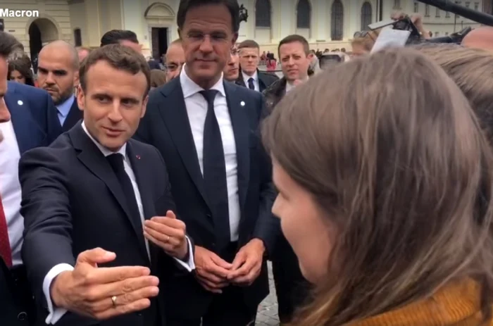 Emanuel Macron vorbeşte în Sibiu cu un grup de activiste. FOTO: Captură video/FB Emmanuel Macron