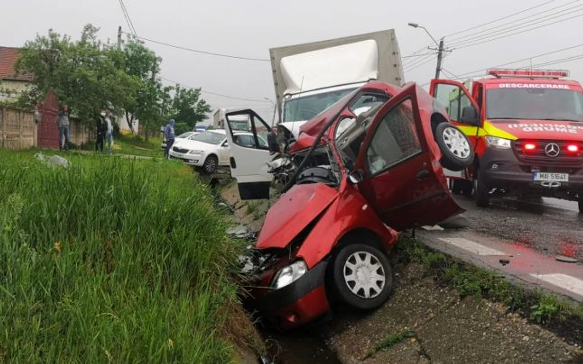
    Cele două persoane prinse între fiarele contorsionate n-au mai supravieţuitFoto: ISU Argeș  