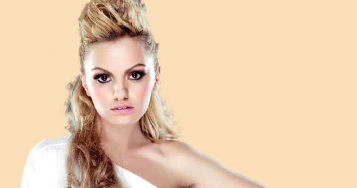 Alexandra Stan a cântat despre „Mr. Saxobeat“ şi a ajuns numărul 1 în 15 ţări   