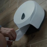 Bărbat pe toaletă FOTO Shutterstock 