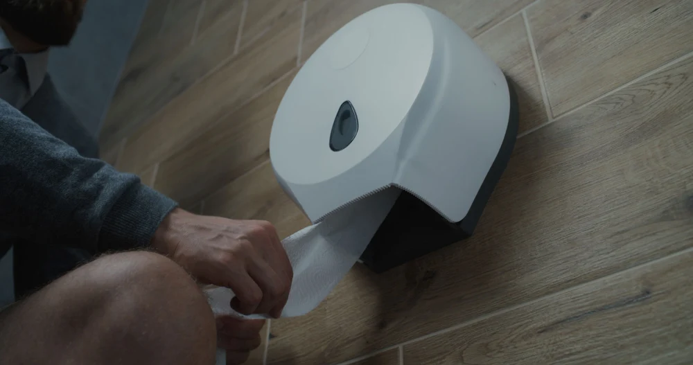 Inginer concediat pentru că stătea și 4 ore la toaletă. Motivul pentru care instanța a hotărât să primească despăgubiri