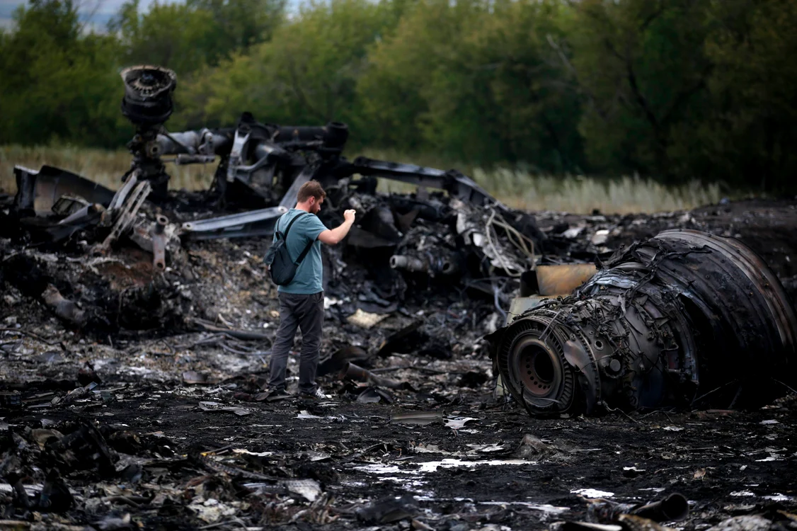 
    298 de oameni au pierit în urma prăbuşirii aeronavei MH17, în Ucraina. Datele arată că avionul a fost doborât de separatiştii proruşi (foto: Reuters)  