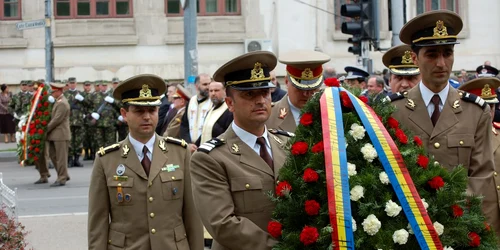 Militarii îşi omagiază înaintaşii