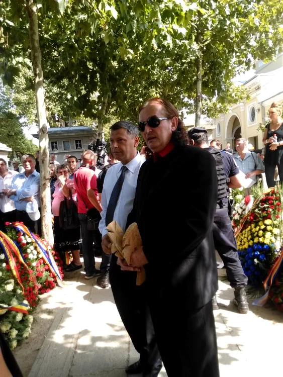 Cine a venit la înmormântarea lui Vadim Tudor: Miron Cozma (61 de ani) i-a adus un ultim omagiu politicianului
