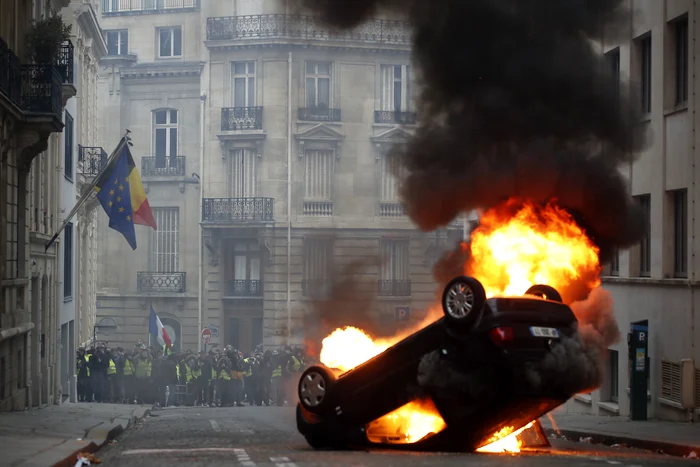 Scene de coşmar din timpul protestelor de luni, 8 decembrie din Parisfoto EPA