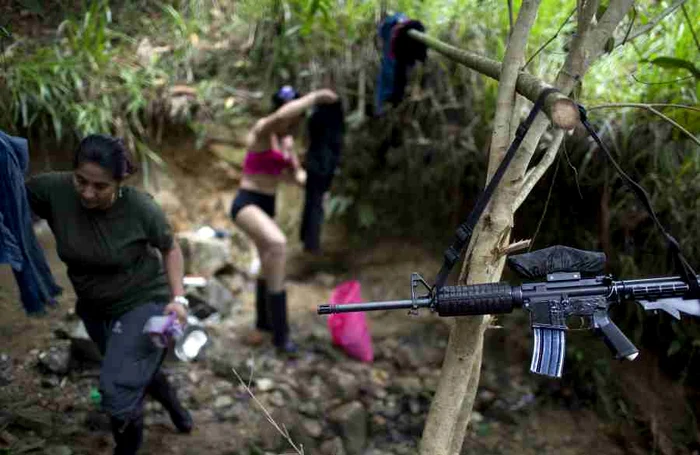 
    În jungla din Columbia, luptătoarele FARC duc o viaţă în condiţii insalubreFoto: AP  