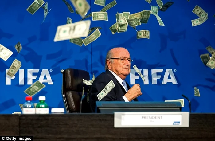 Joseph Blatter a avut parte de o surpriză neplăcută, un ziarist aruncând cu bani falşi în el al o conferinţă în care încerca să dezmintă acuzaţiile de corupţieFOTO: Getty Images