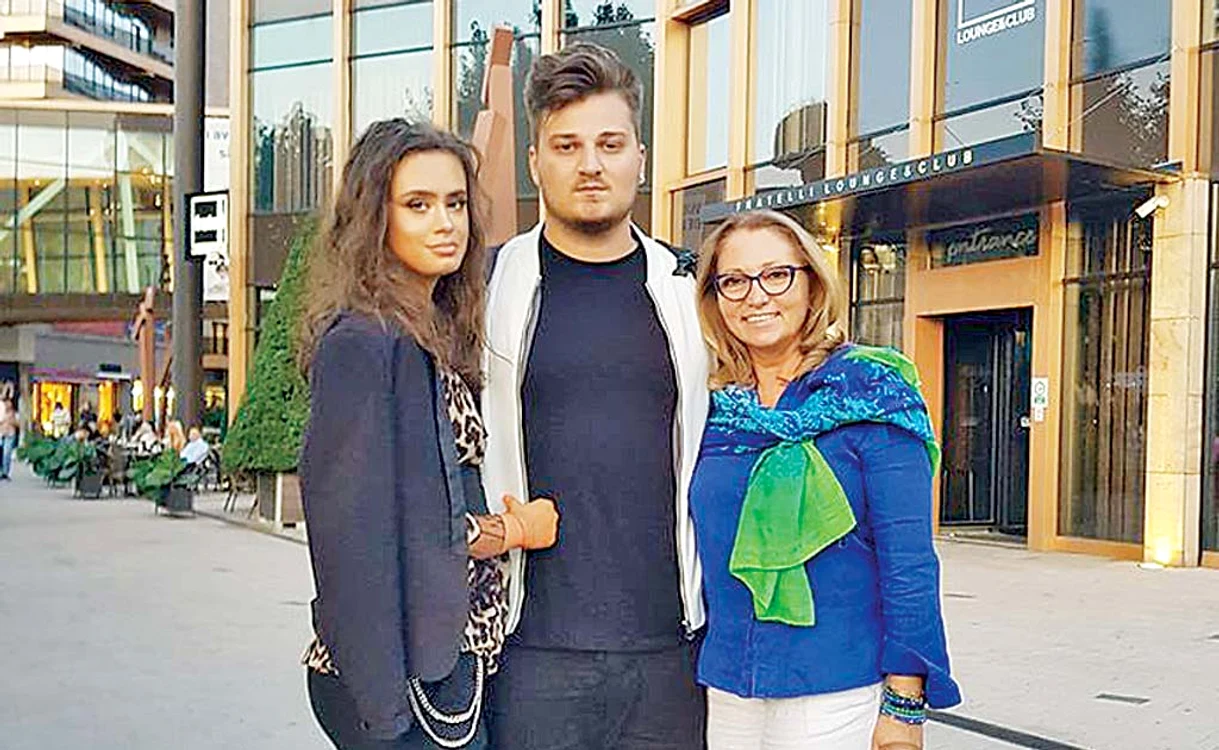 
    Mădălina este şi ea make-up artist  
