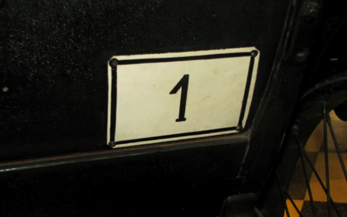 Plăcuţa de înmatriculare nr. 1 Sursa capodopere2019.ro