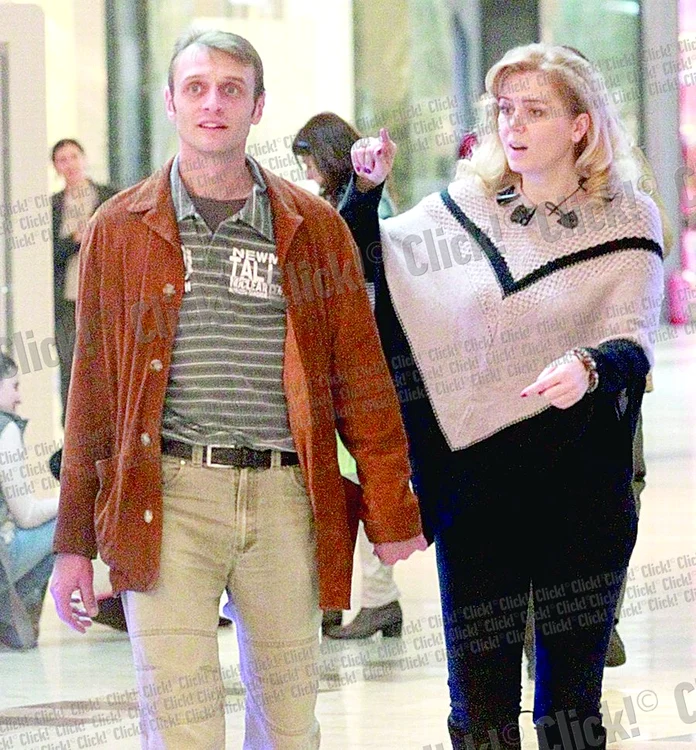 Chiar înainte de a începe plimbarea prin magazine, după cumpărături, Roberta părea pusă pe harţă, spre deosebire de partenerul ei, mult mai calm