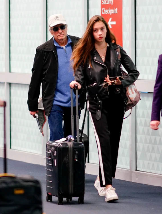 Carys a fost fotografiată alături de tatăl ei în aeroport