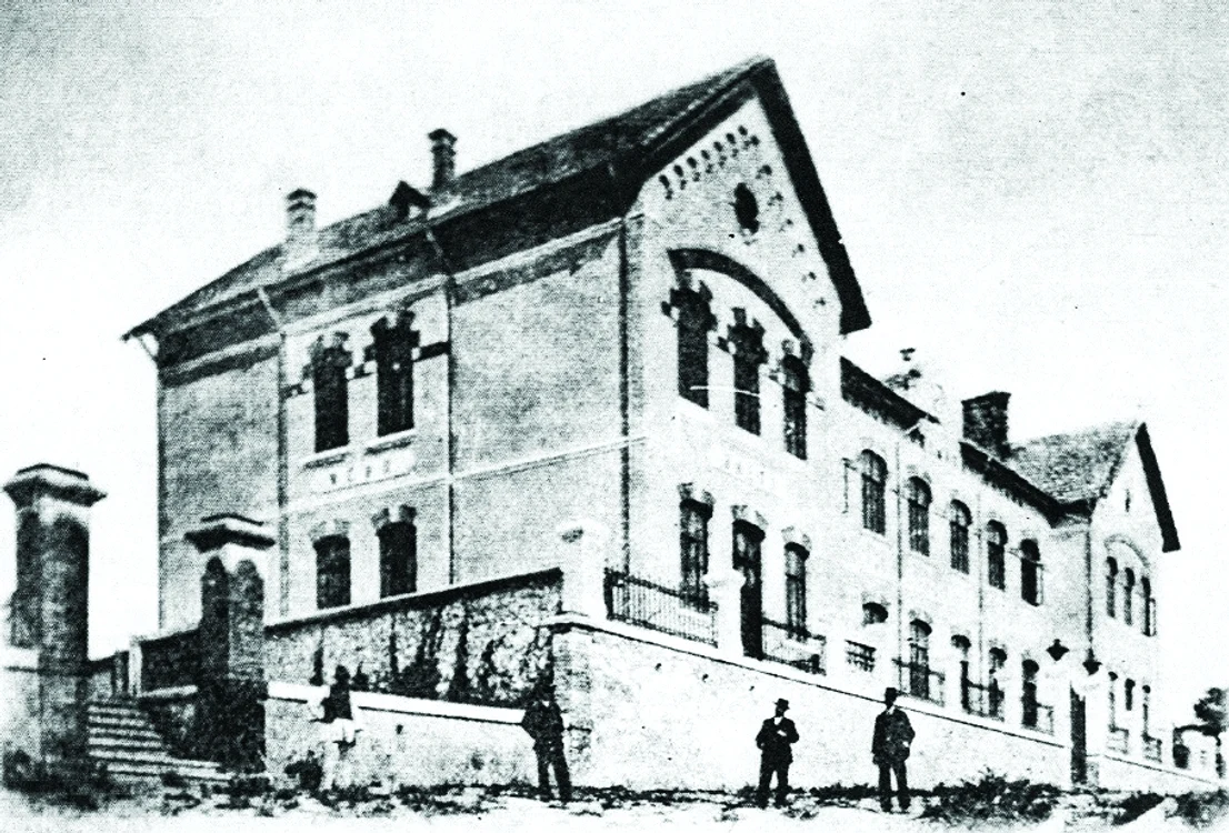 Cladirea veche in care a functionat scoala si muzeul intre 1904 1916 jpg jpeg