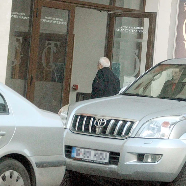 Ora 8.15 - Alexandru Arşinel ajunge la Teatrul „Constantin Tănase”, unde zăboveşte aproape două ore