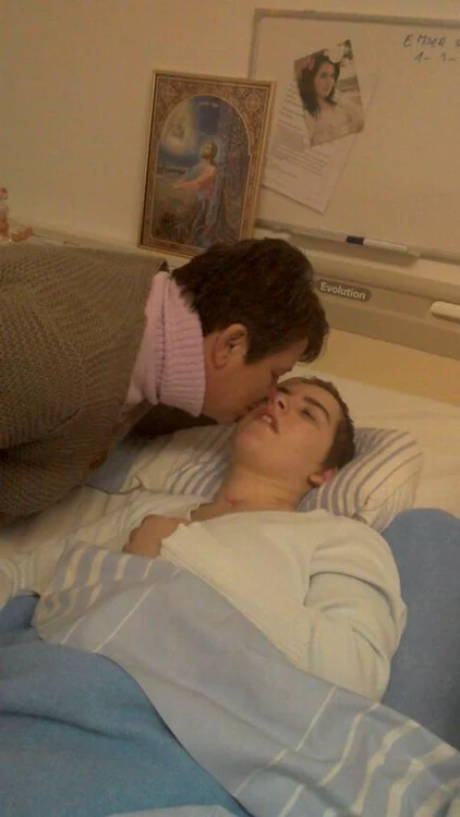 Mama fetei a pus în salonul Ioanei o icoană care să o apere