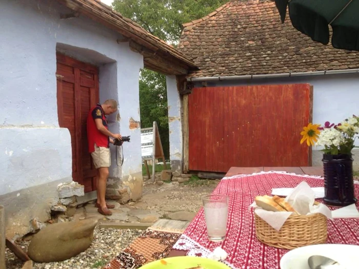 Dennis Lenox a vizitat Casa Prinţului Charles de la Viscri. FOTOFacebook.