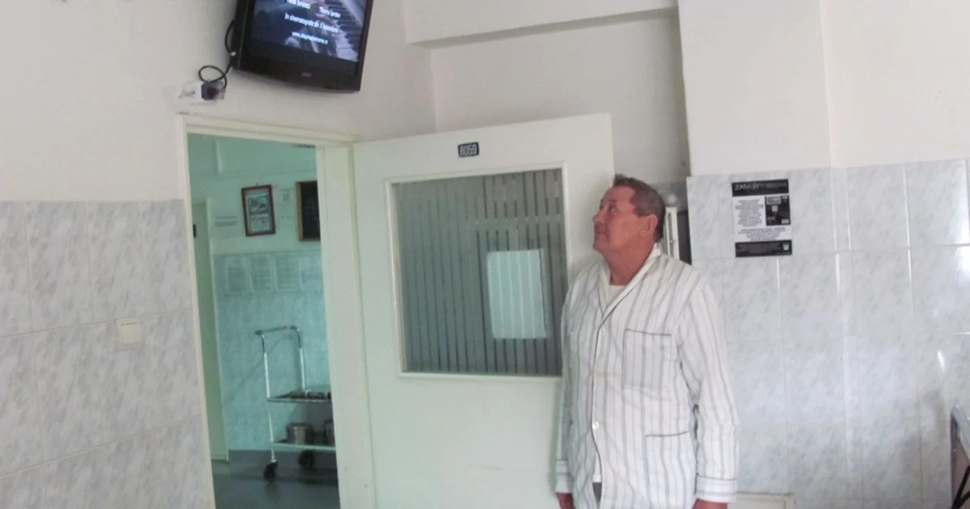 Pacienţii plătesc cinci lei pentru a se putea uita două ore la televizor