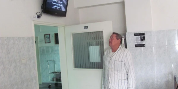 Pacienţii plătesc cinci lei pentru a se putea uita două ore la televizor