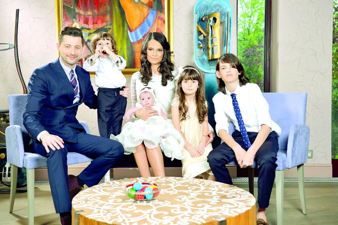 O familie frumoasă, plină de copii!  Adi Sînă, micuţul Noah, Anca Serea cu  bebeluşul Ava stephanie, Sarah şi David, cei doi copii mai mari ai Ancăi (foto: SORIN STANA/REVISTA Ok)