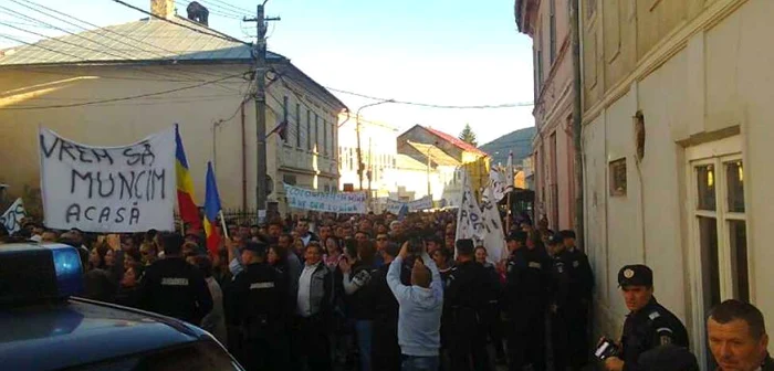 Manifestanţi care susţin proiectul minier în centrul oraşului Abrud