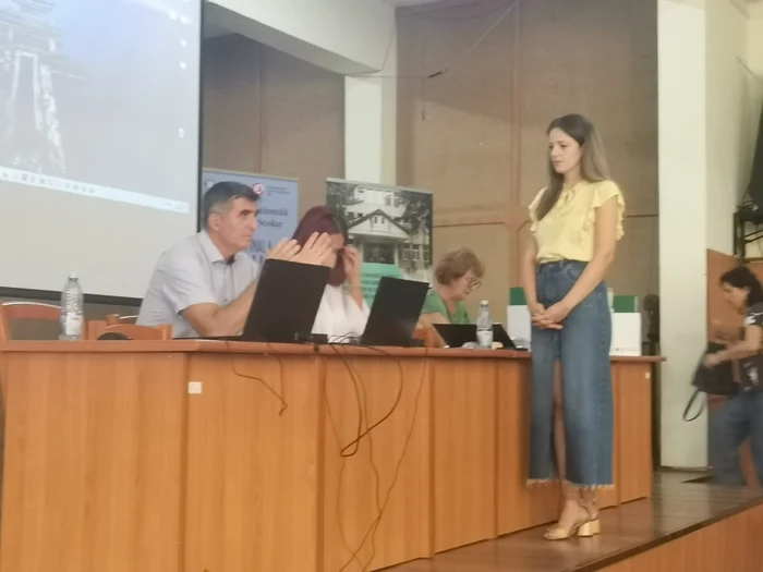 O profesoară care predă Limba română a decis să aștepte următoarele ședințe FOTO: A. Mitran