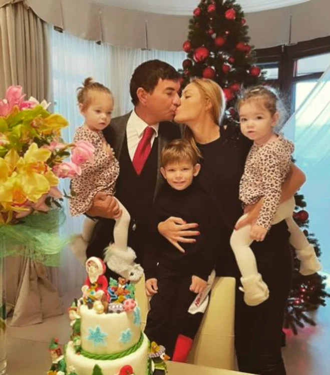 Valentina, fericită alături de soț și copii