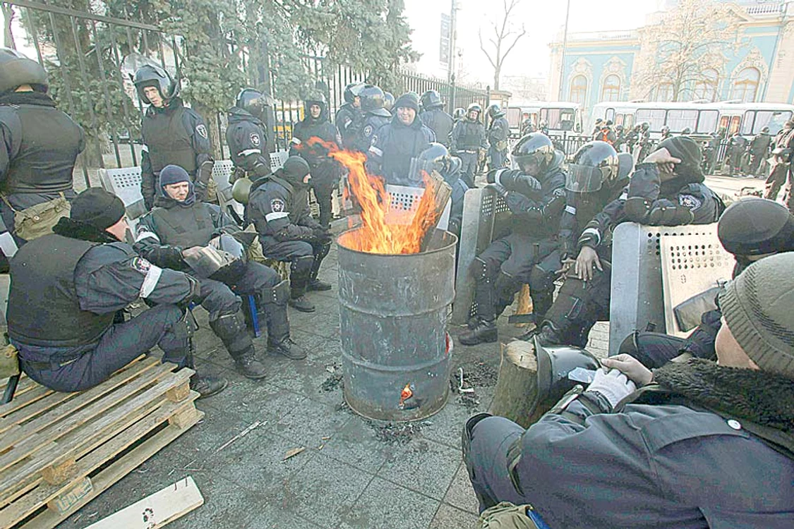 Manifestanţii  pregăteau  baricada
