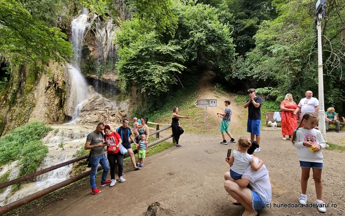 Geoagiu Băi, cascada cu ape termale Clocota. Foto: Daniel Guță. ADEVĂRUL