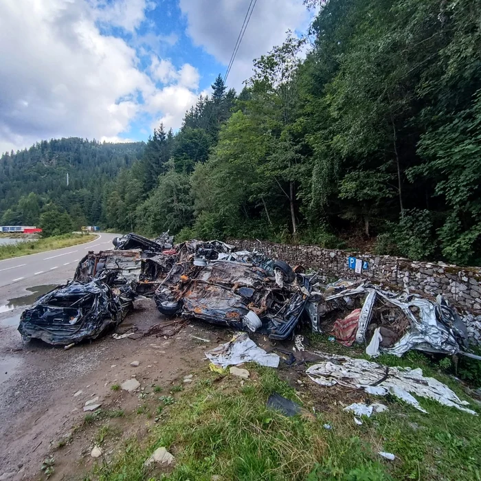 Zeci de mașini au fost „pescuite” din râul Bistrița după inundații