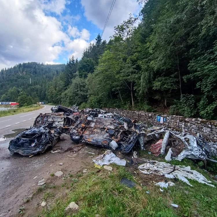 Zeci de mașini au fost „pescuite” din râul Bistrița după inundații
