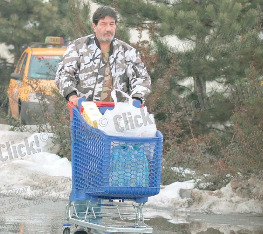 Radu Pietreanu a fost surprins de Click! la cumpărături într-un hipermarket. El a umplut portbagajul cu sacoșe (foto: Alex Muscaliu)