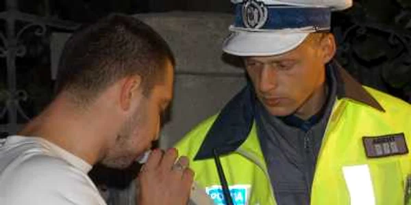 Şoferul a fost testat cu aparatul etilotest.Foto arhivă
